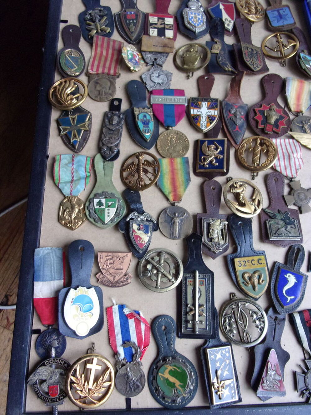 Lot de 135 insignes et d&eacute;corations militaires depuis 1870 