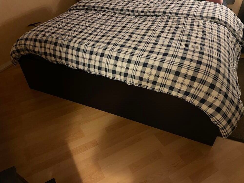 lit ikea 160x200 marron + chevet 
bon &eacute;tat Meubles