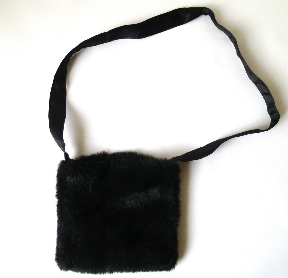 SAC A MAIN NOIR EN FAUSSE FOURRURE A BANDOULIERE EN SATIN / Bijoux et montres