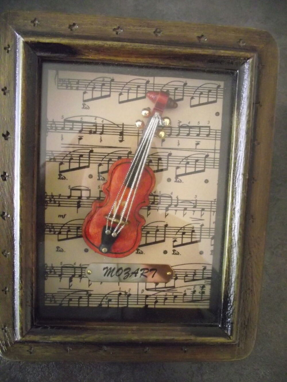 VIOLON DE MOZART EN VITRINE. Décoration