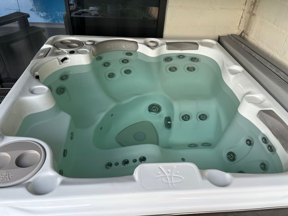 Jacuzzi 4 places / lumi&egrave;res / multi-jets / HYDROPOOL Jardin