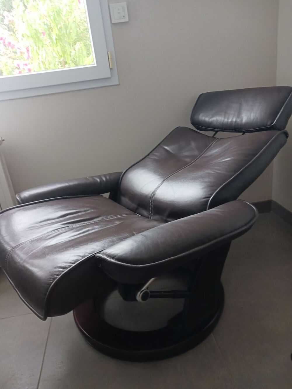 fauteuil relax en cuir avec son repose-pieds Meubles