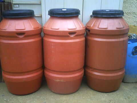 FÜTS  PLASTIQUE  DE 240 LITRES 60 Magalas (34)