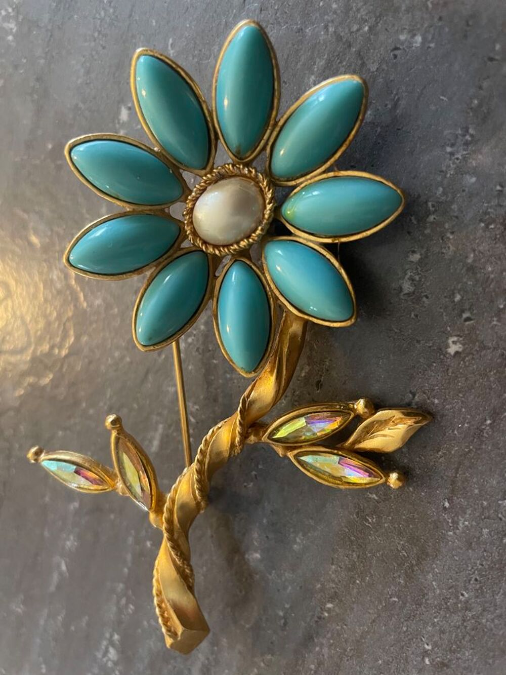 Broche fleur P&eacute;tales turquoise strass C.LACROIX Bijoux et montres