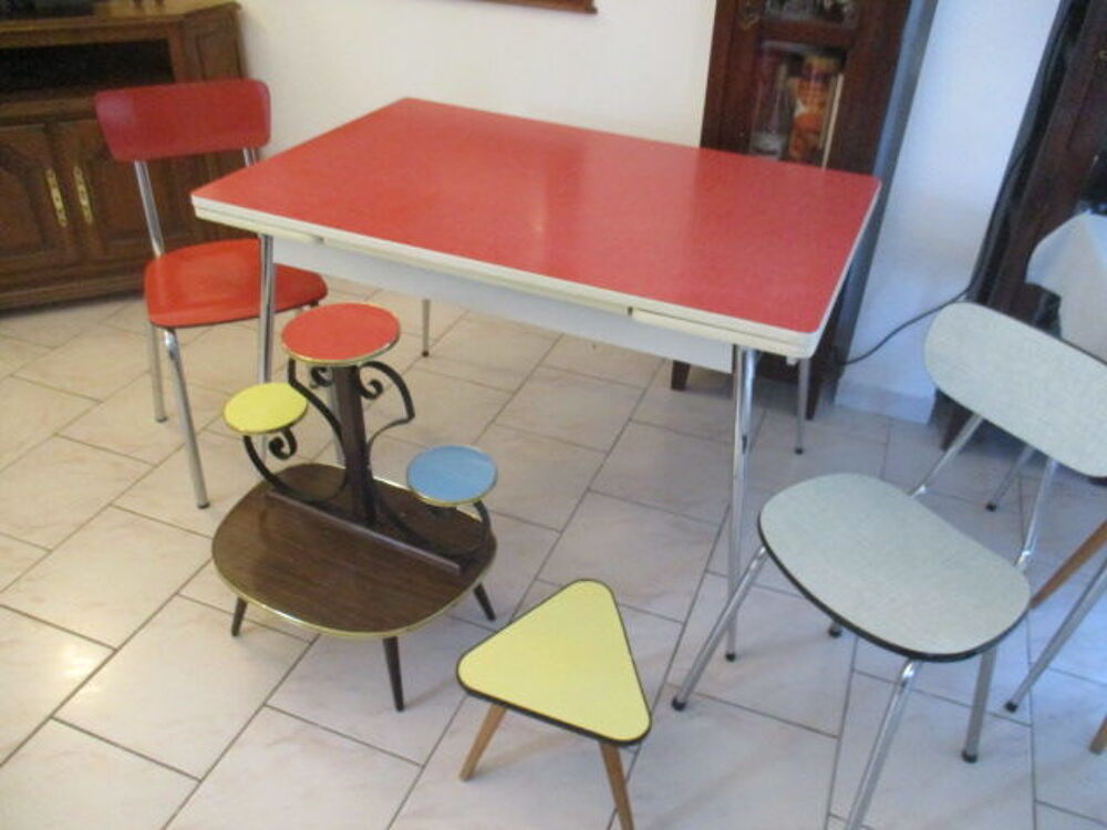 Chaises tables et tabourets en formica vintage Meubles