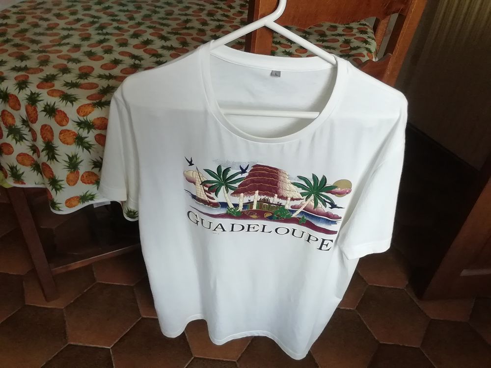 Magnifique tee-shirt Guadeloupe taille L 100 %coton Vêtements