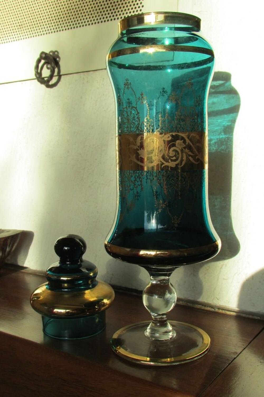 Pot couvert, flacon apothicaire en verre teint&eacute; et dorure Décoration