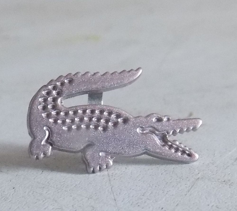 Crocodile pi&egrave;ce m&eacute;tallique 