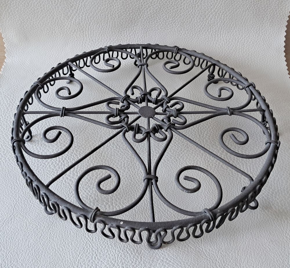 dessous de plat ou de pot de fleur en dentelle de fer patin&eacute; Décoration