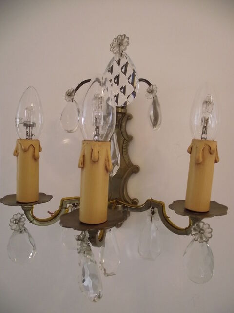 LOT DE DEUX APPLIQUES MURALES. 90 Neuilly-Plaisance (93)