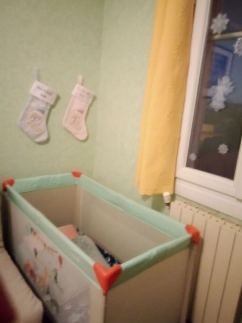 Lit enfant + matelas 
Lit b&eacute;b&eacute; parapluie
Relax pour b&eacute;b&eacute; Mobilier enfants