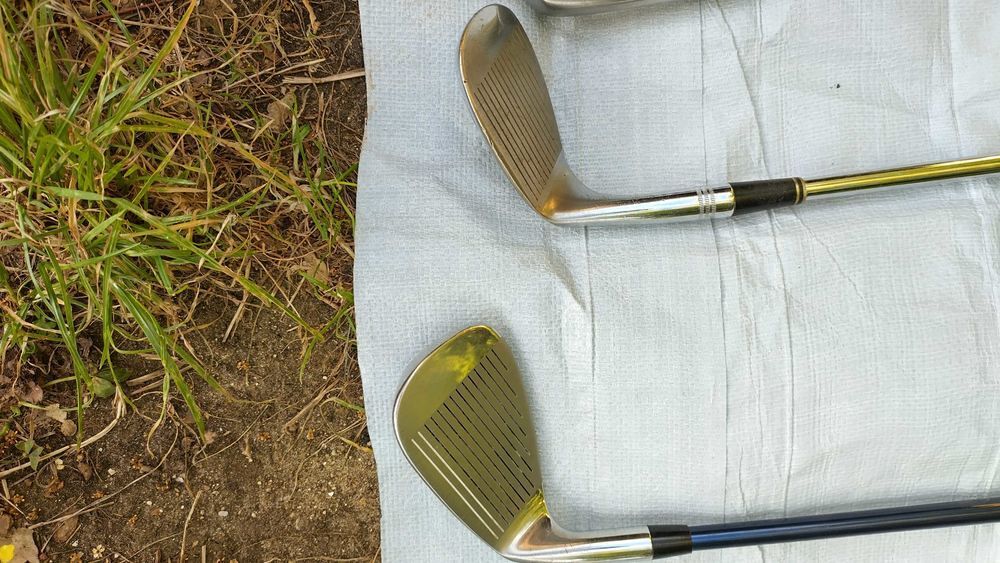 6 club de golf pour droitier avec un sac en Wilson,avec des balles et des tees . Sports