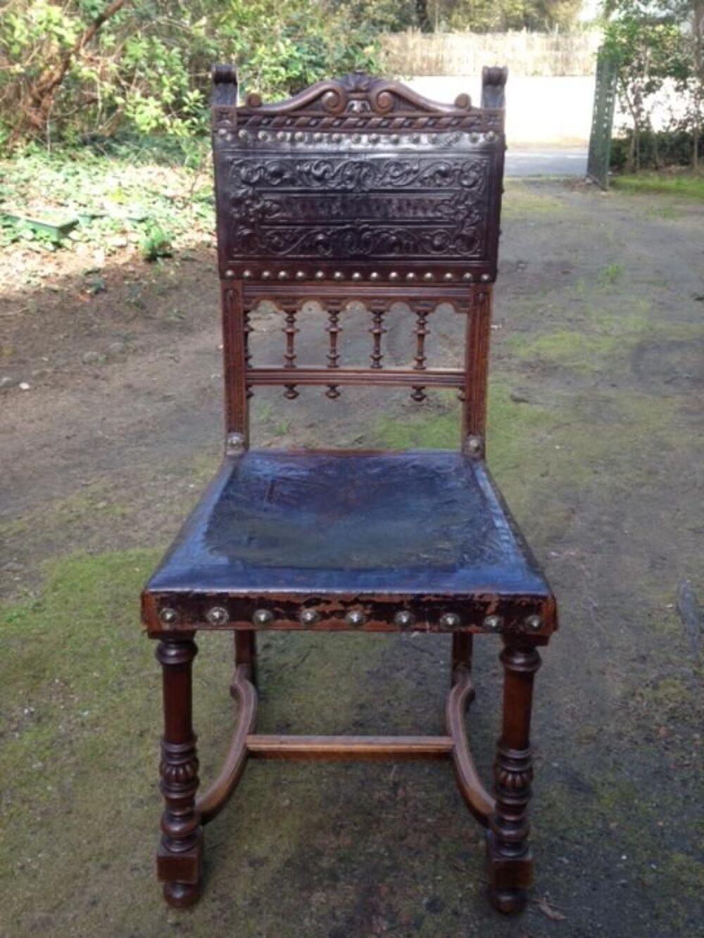 Lot de 8 chaises Henri II, assise en cuir noir. Meubles