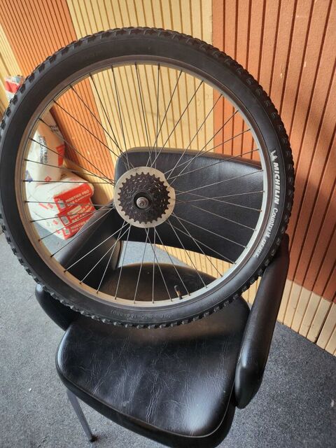 une jante arrière VTT de 26 pouces fixations écrous non voilée fixations écrous 30€+1 pneu 15€ marque Michelin Country Grip'r 26x2.10(54-559) Crémieu (38)