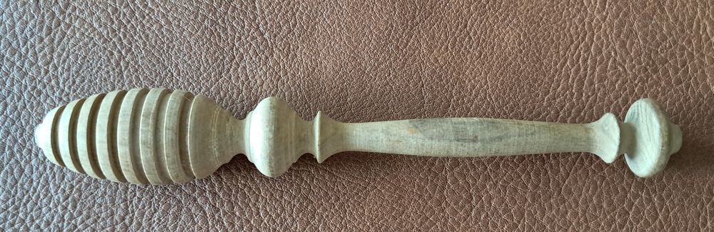 tige &agrave; miel en bois tourn&eacute; 
17x2,5 cm
neuve Cuisine