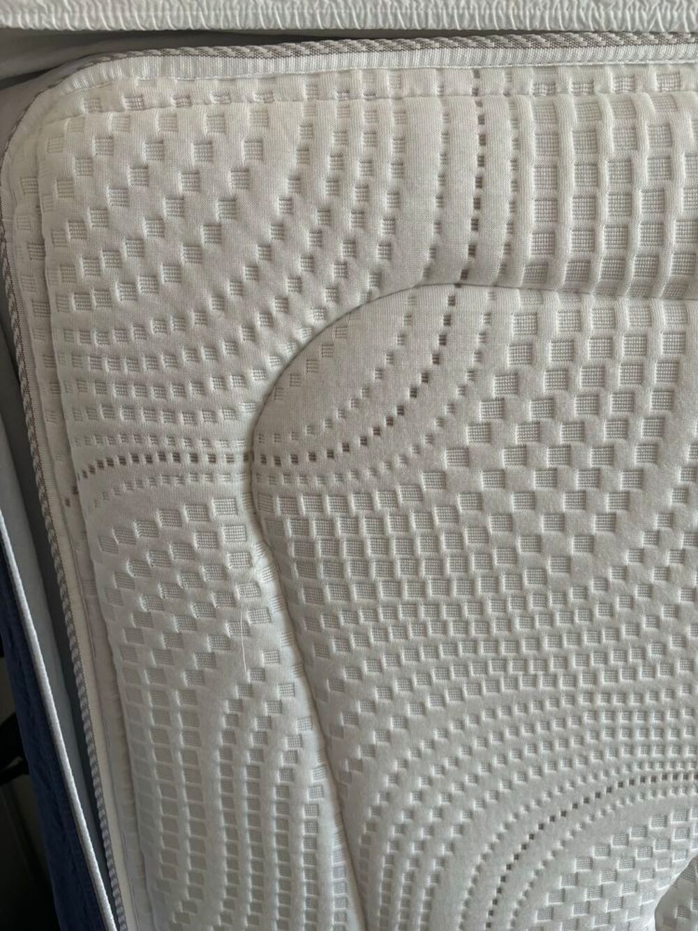 Matelas Simmons + sommier la Compagnie du Lit Meubles