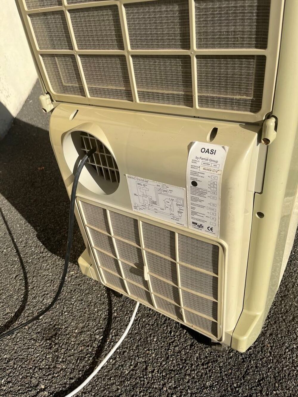 Climatiseur mobile blanc, parfait pour rafra&icirc;chir votre int&eacute; Electroménager