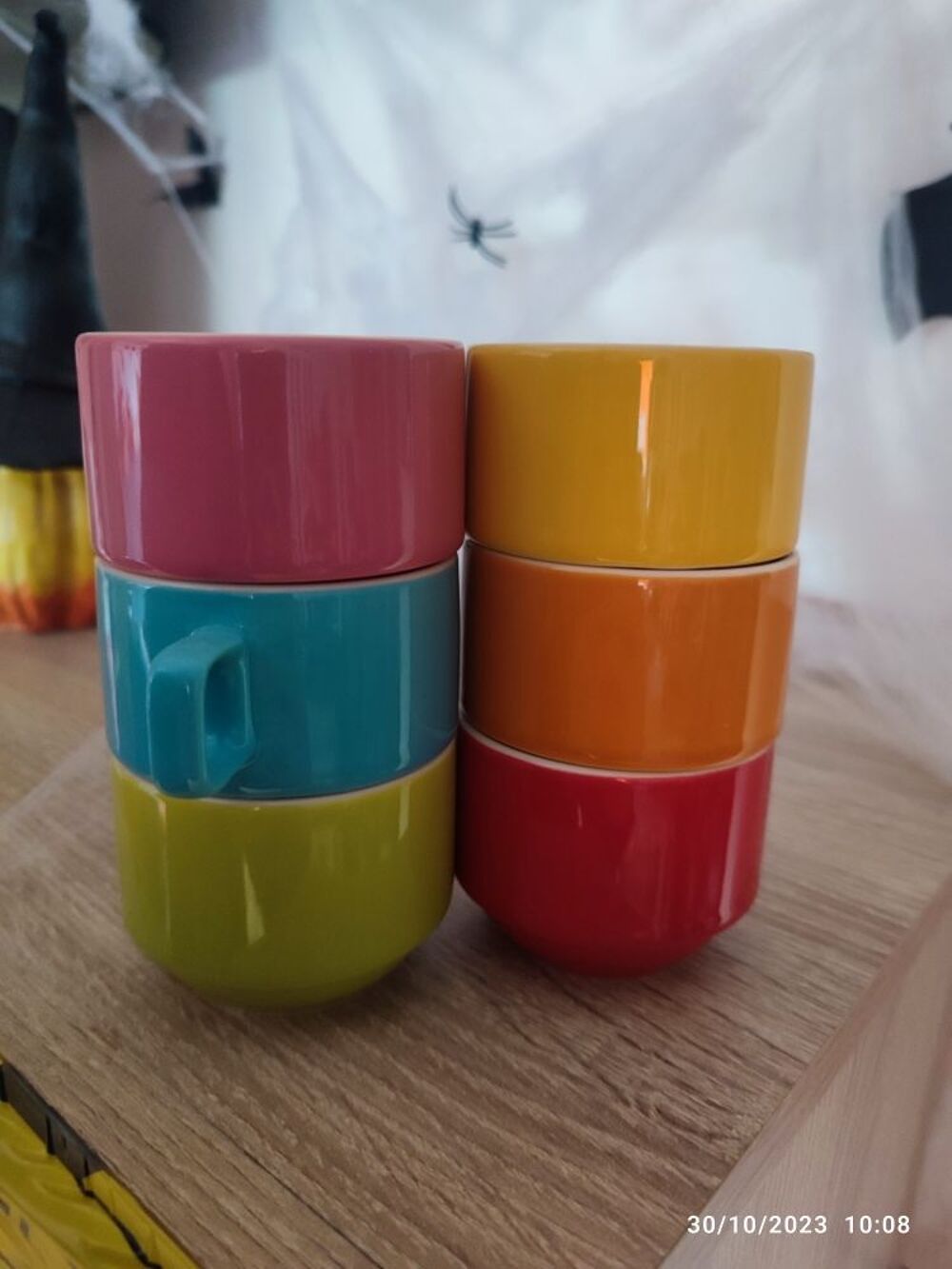 6 mini tasses caf&eacute; empil&eacute;es. Décoration