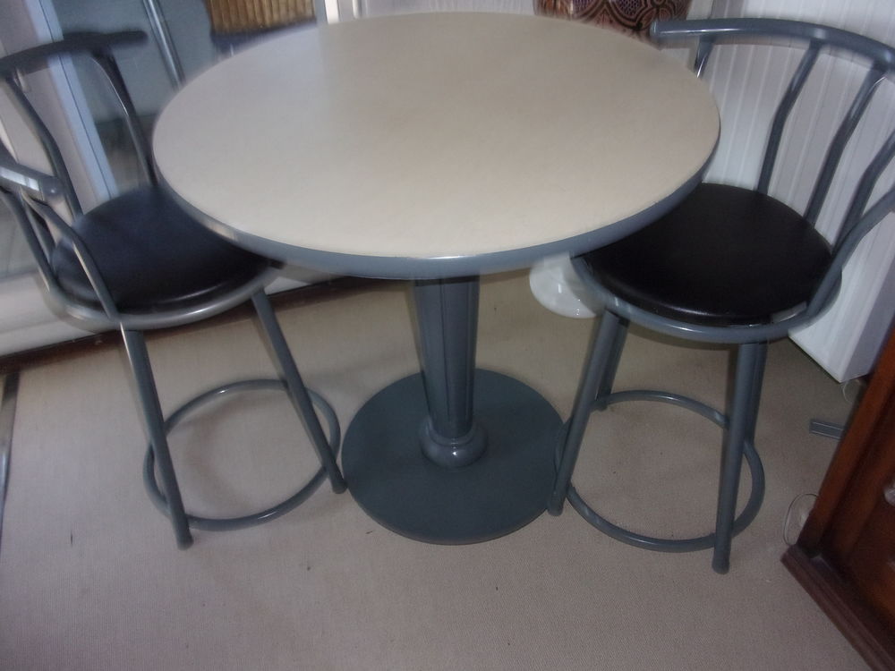 TABLE RONDE AVEC 2 CHAISES PIVOTANTE Meubles