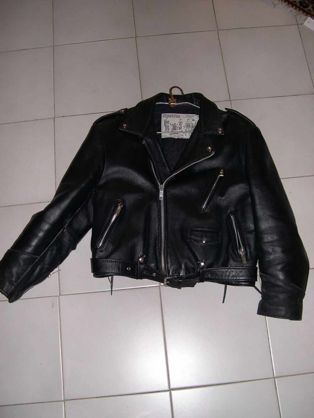 A saisir Blouson Cuir Noir, type Perfecto. peu port&eacute; Vêtements
