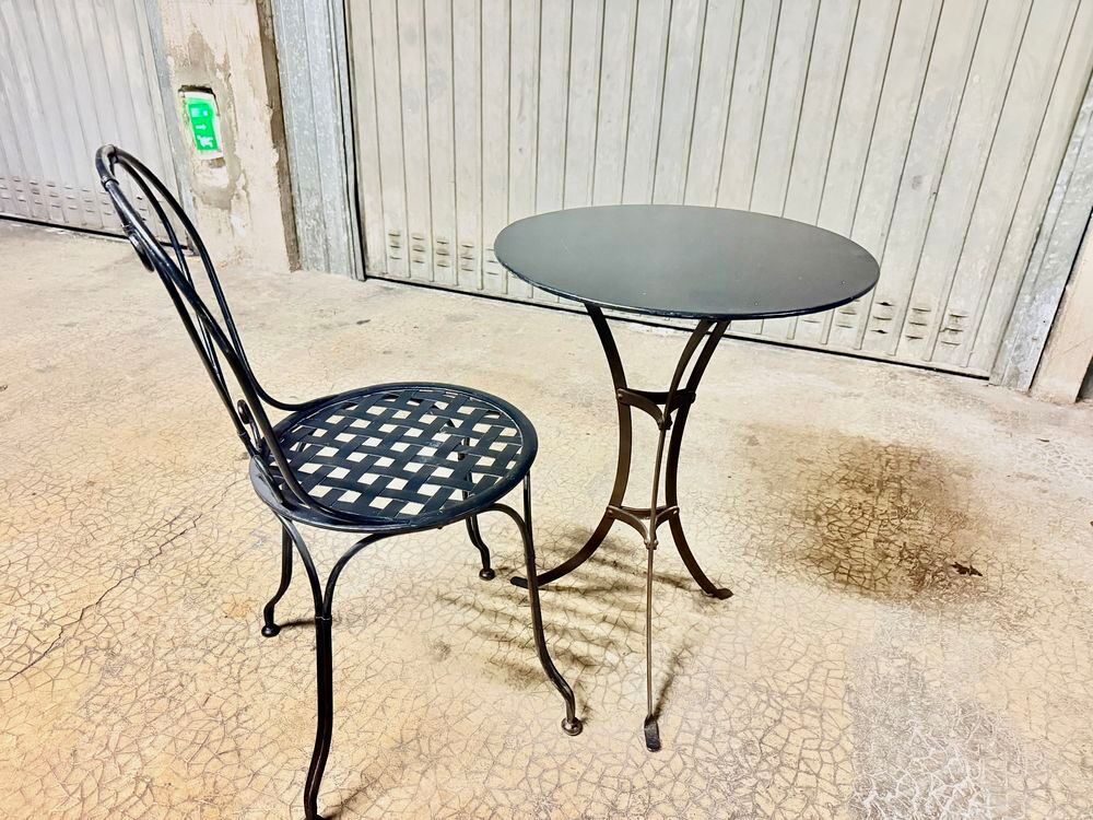 table en fer forg&eacute; avec une chaise,tr&egrave;s bon &eacute;tat Jardin