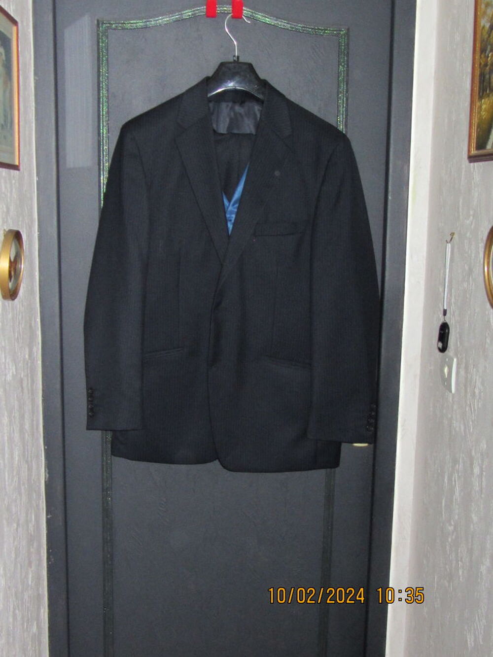 DEUX COSTUMES NEUFS Vêtements