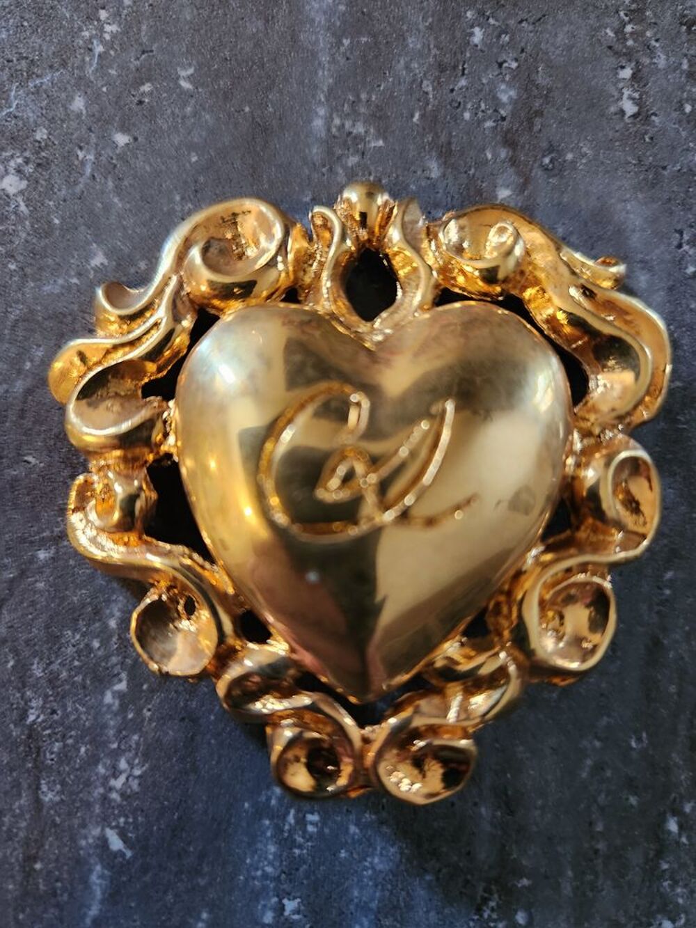 Broche coeur CL dor&eacute;e arabesque Christian LACROIX Bijoux et montres
