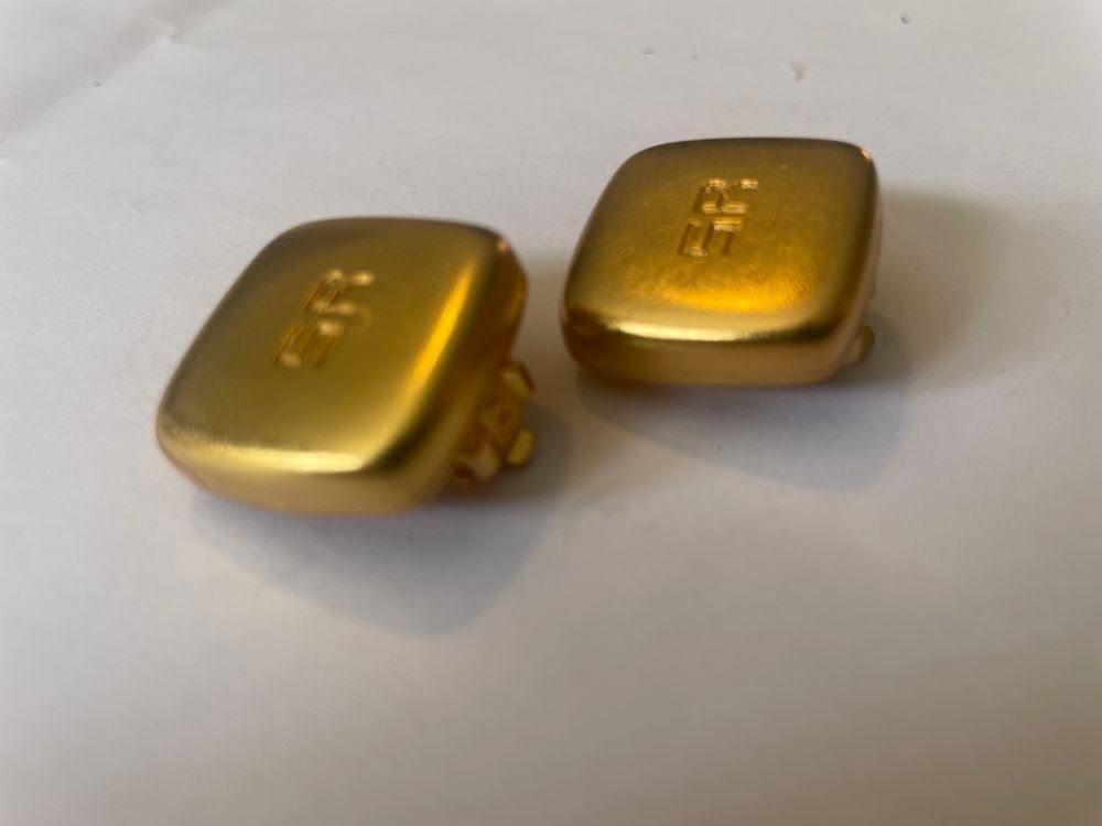 BO Boucles Oreilles, carr&eacute; lisse SR grav&eacute; dor&eacute; satin&eacute; RYKIEL Bijoux et montres