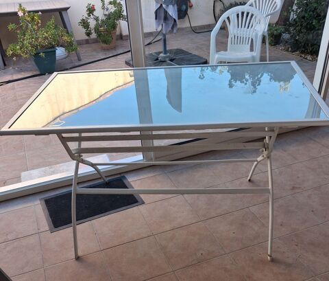 Table métal et verre pliable. Solliès-Pont (83)