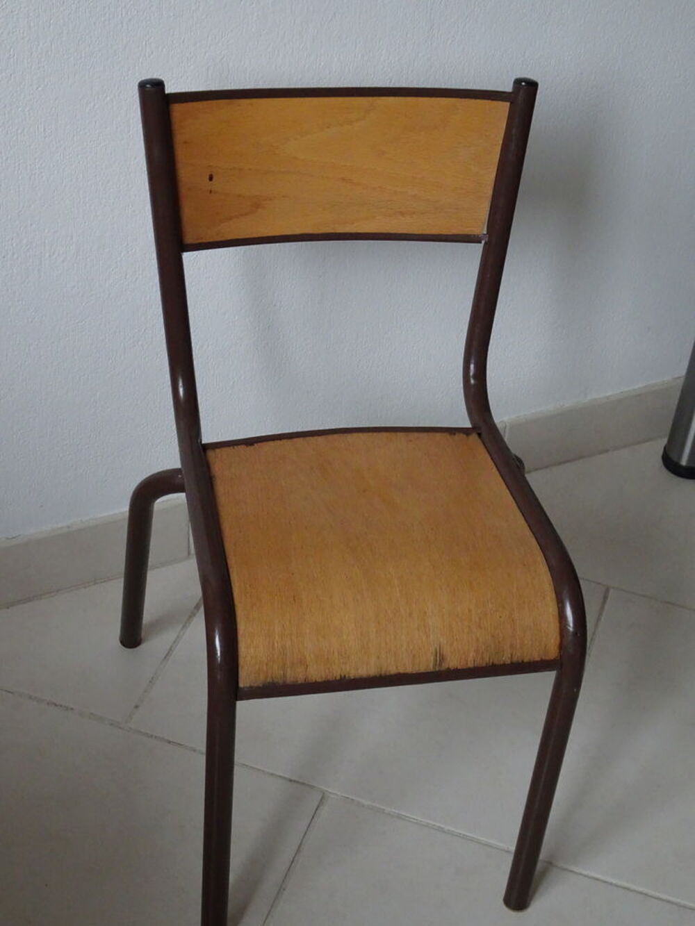 Bureau d'&eacute;colier et sa chaise assortie. Meubles