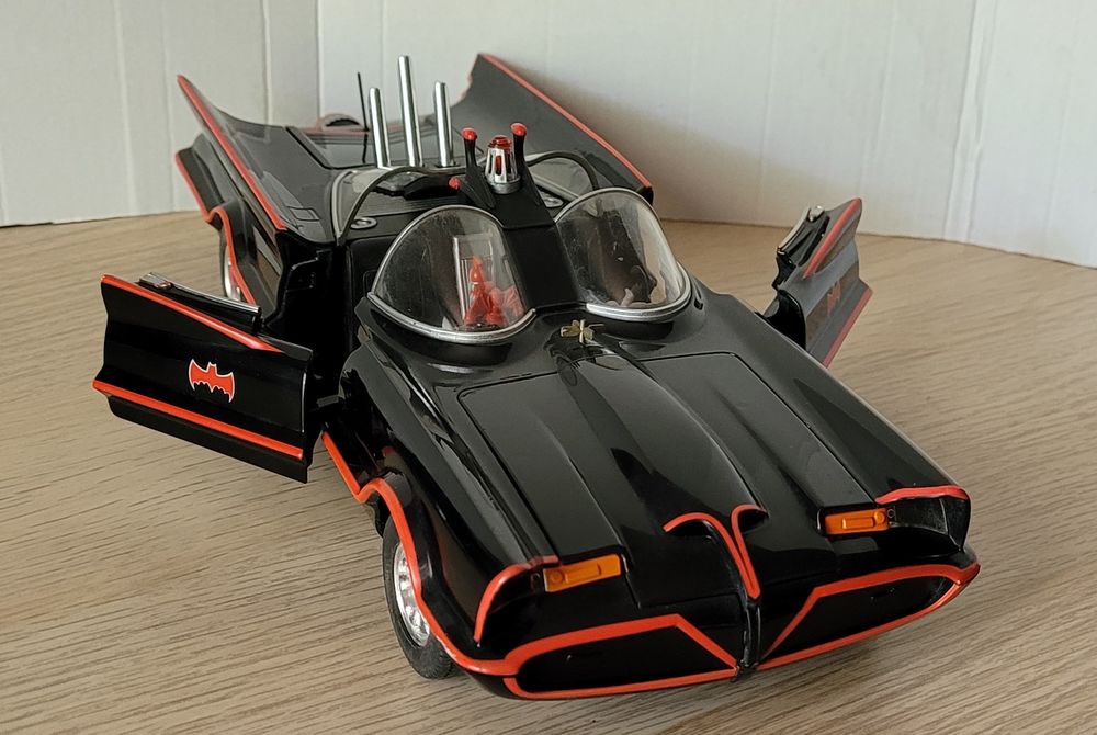 BATMOBILE 1966 HOT WHEELS 2007 1/18 neuve 