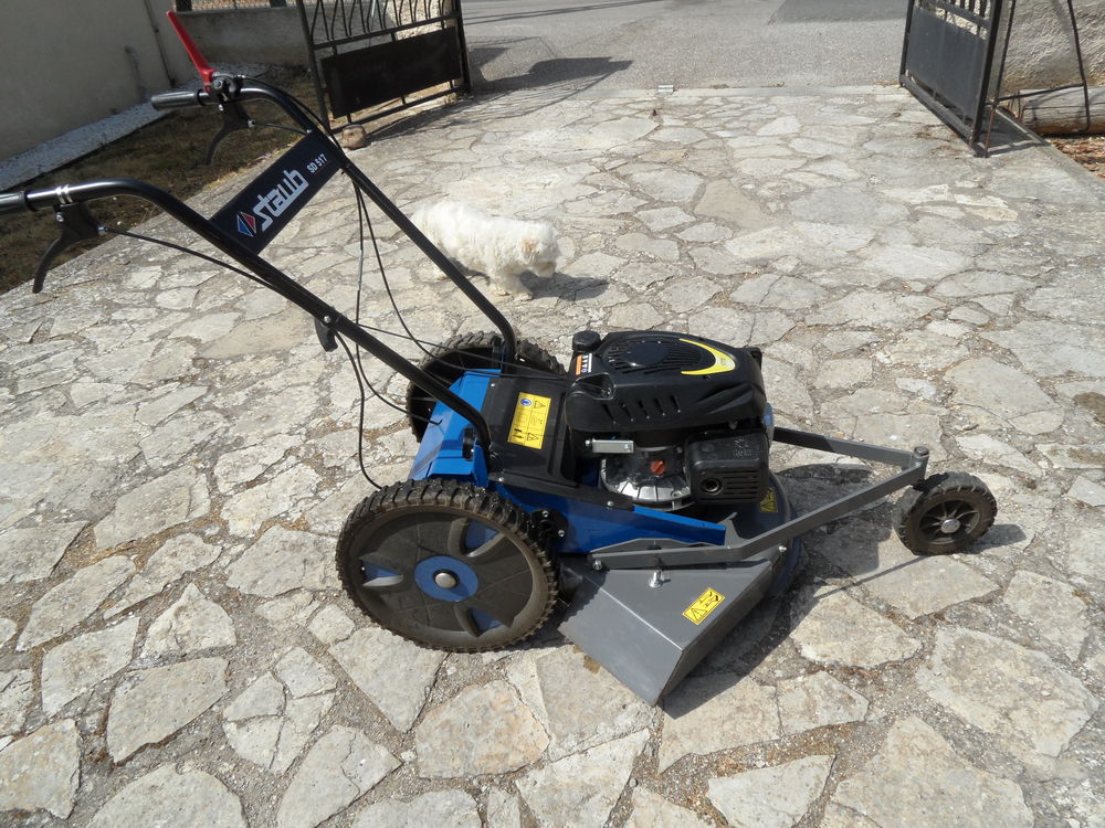 Tondeuse D&eacute;brousailleuse tract&eacute;e , quasi neuve Staub SD517 Jardin