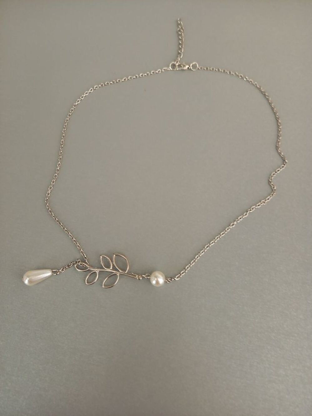 collier au design de feuille + perles de nacre naturelle Bijoux et montres