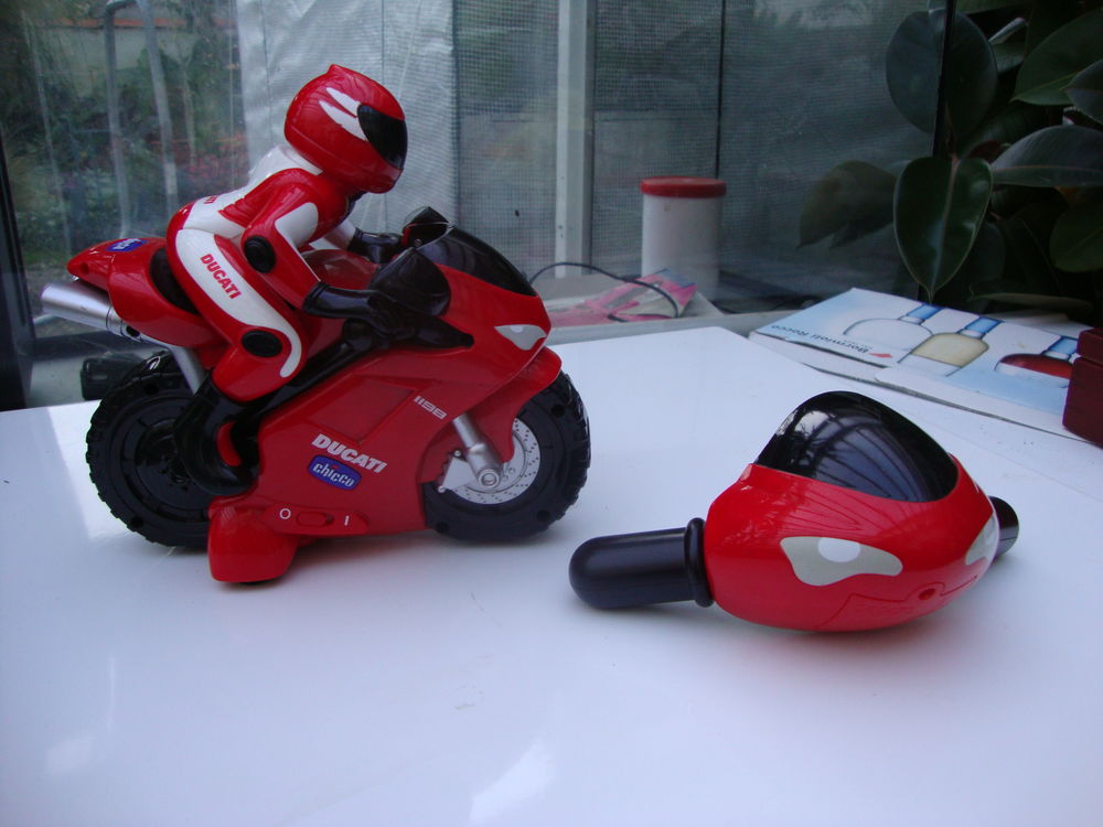 Jouet chicco Rc Ducati 1198 . Moto radiocommand&eacute;e intuitive Jeux / jouets
