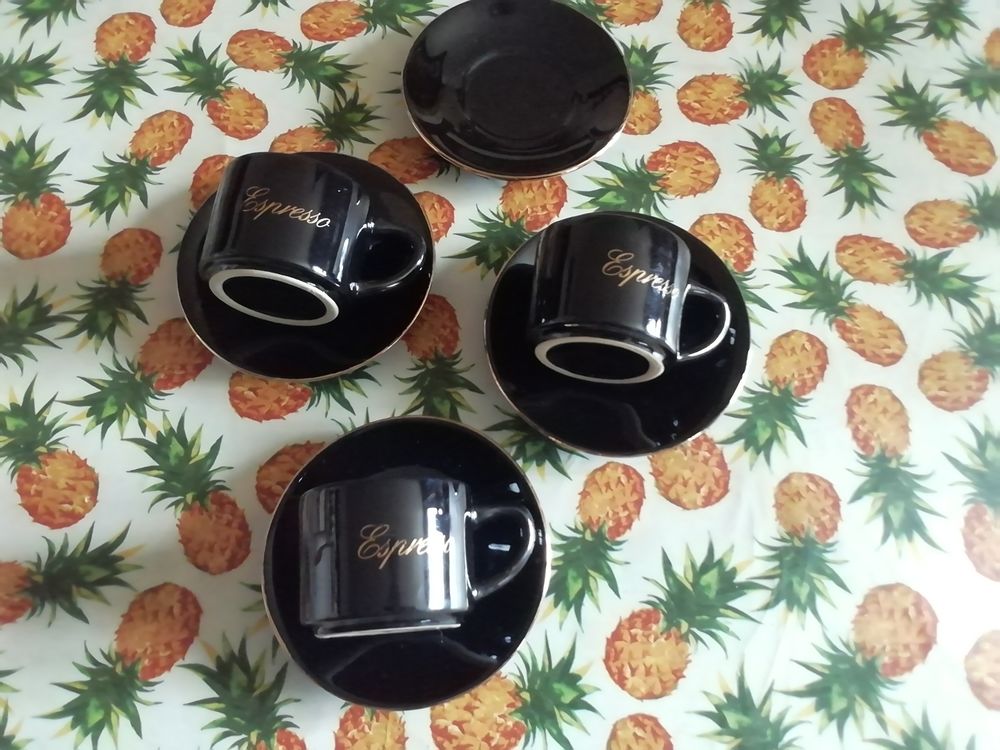 Tasses noires sign&eacute;es EXPRESSO avec liserai OR Cuisine