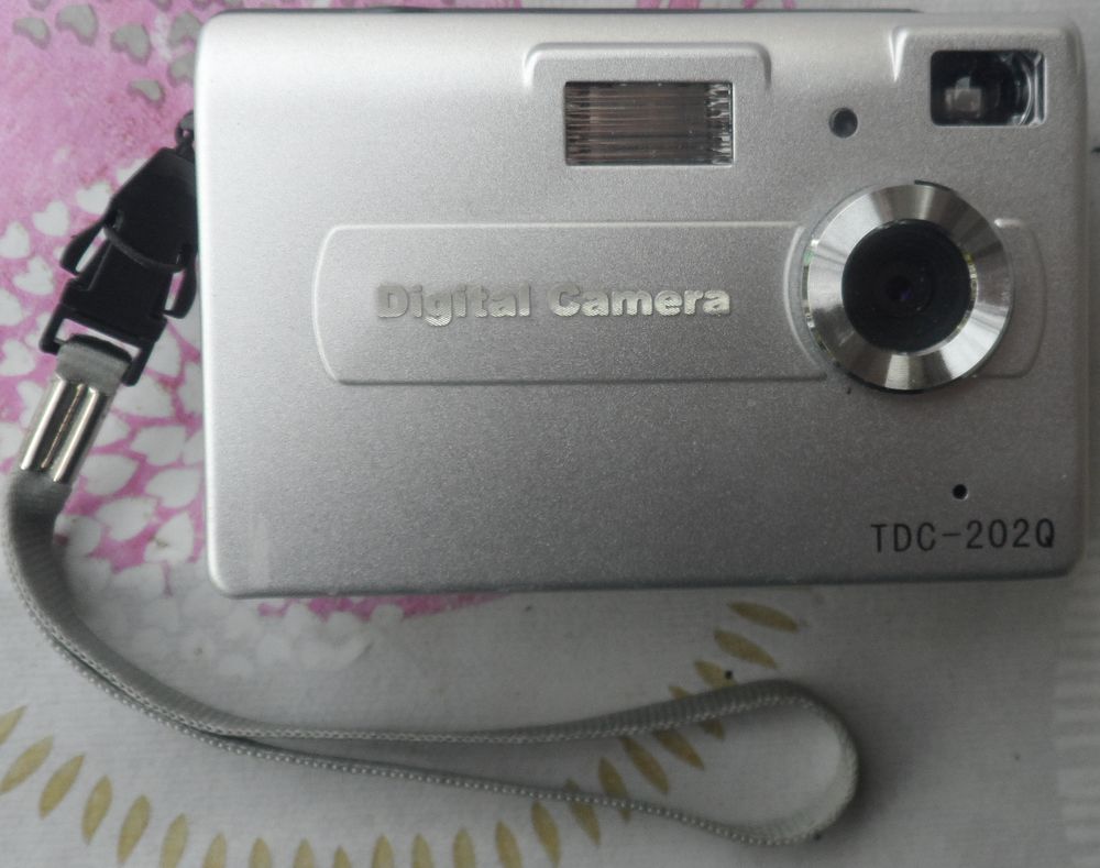 Appareil photos digital camera
4.0M Pixels TDC-202Q
neuf Photos/Video/TV