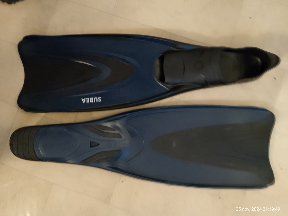 Diff&eacute;rents mat&eacute;riels de plong&eacute;e ayant servi 1 fois Sports