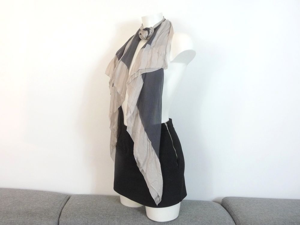 Foulard/ Echarpe Pliss&eacute; Gris et Ecru avec son Noeud Vêtements