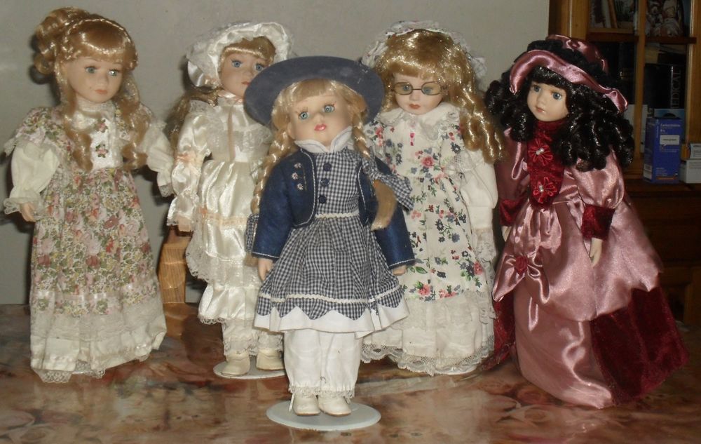 Lot de 5 poup&eacute;es de collection hauteur 40 cm 