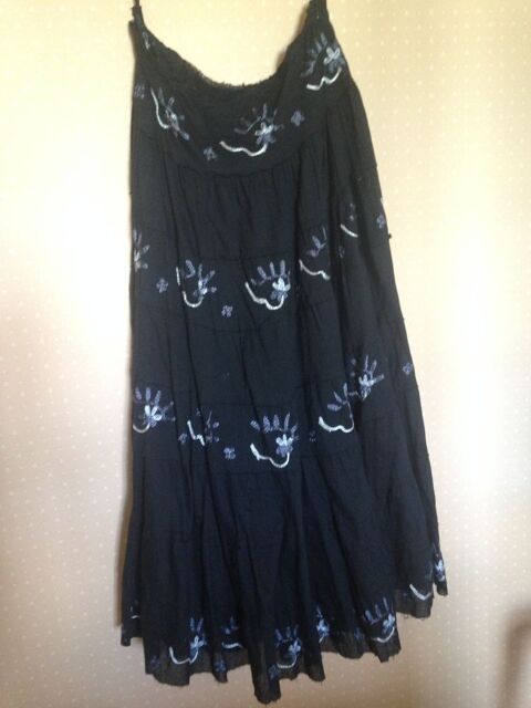 Jupe longue brode noire. 8 Pioussay (79)