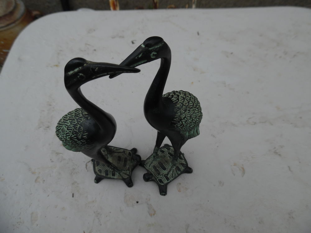 magnifique grues pos&eacute;e sur une tortue en bronze. 