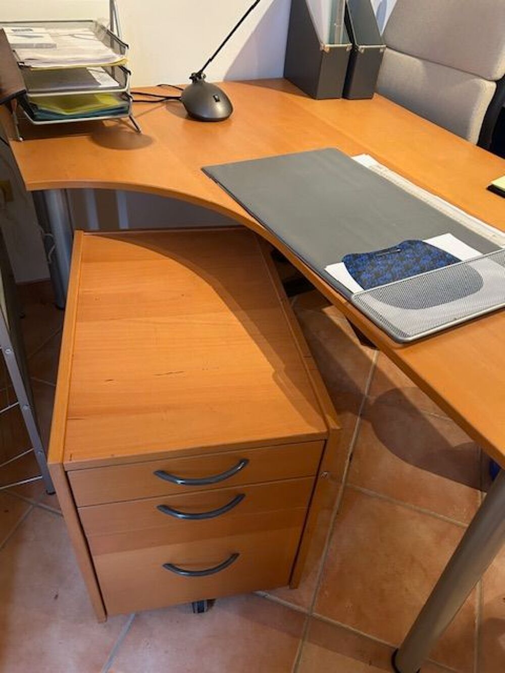  bureau moderne arrondi, sa cr&eacute;dence amovible &amp; fauteuil Meubles