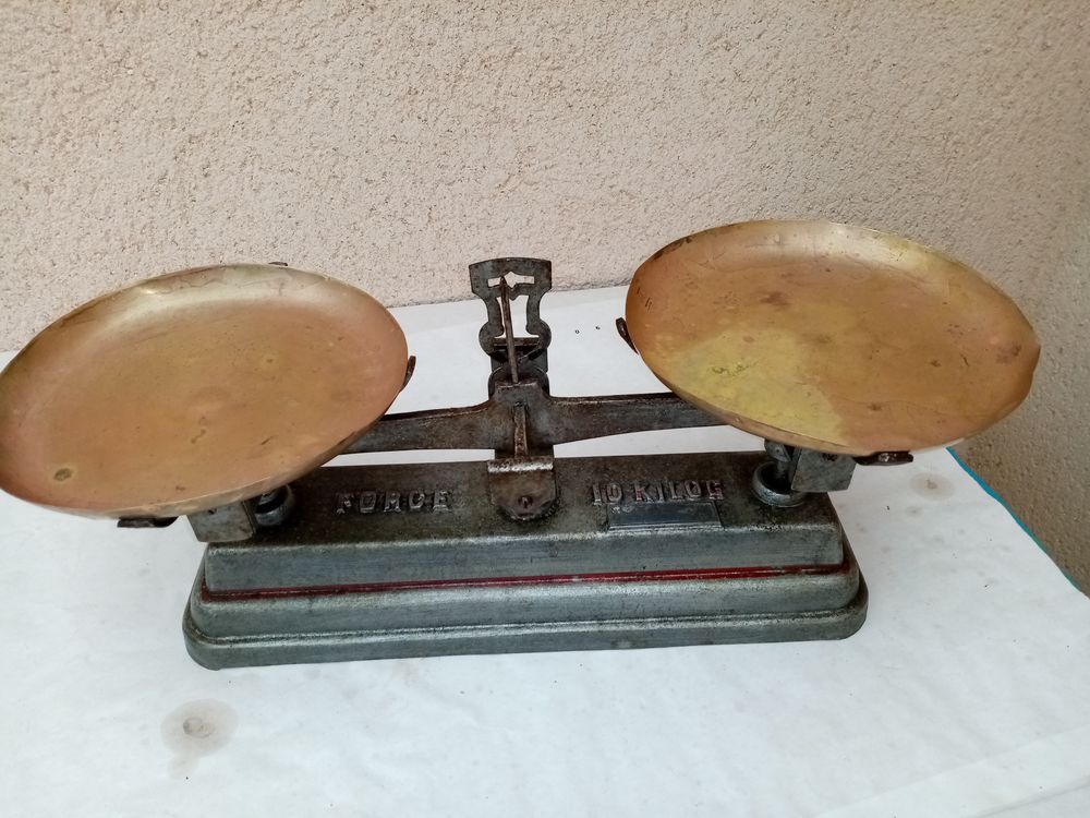 une balance roberval de capacit&eacute; de 10 kg 