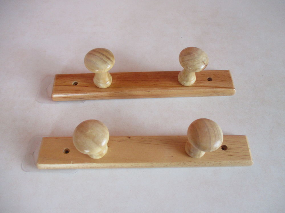 Lot de deux porte-manteaux neufs vernis deux t&ecirc;tes en bois 
Décoration