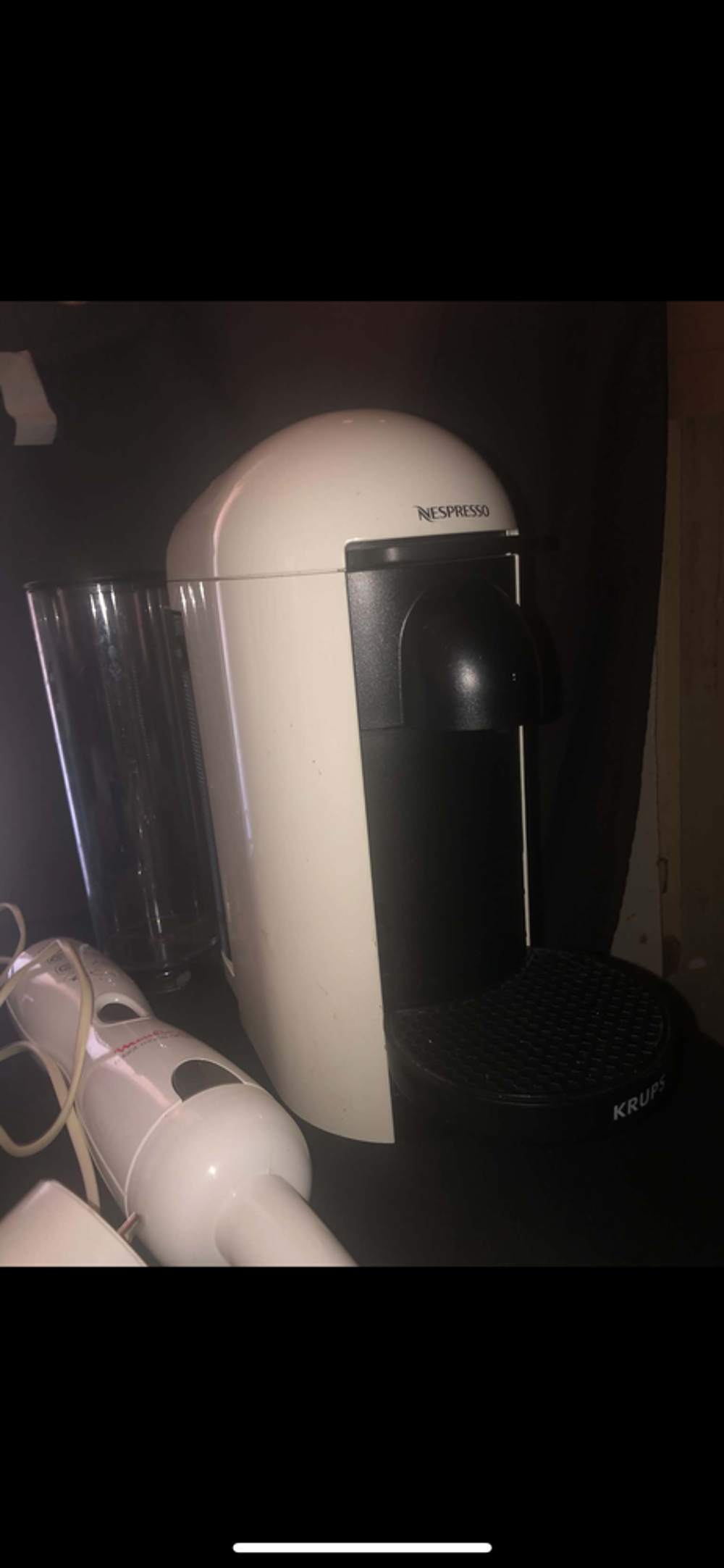 Machine &agrave; caf&eacute; avec son lot Electroménager