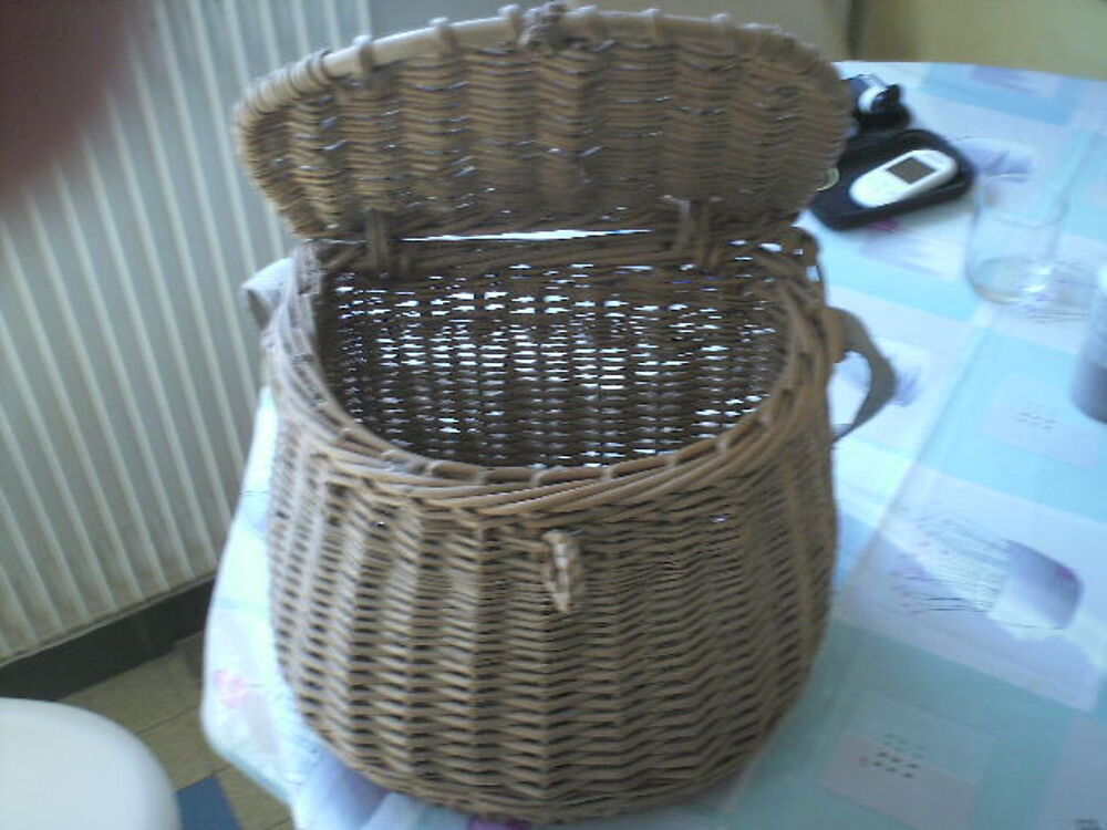 ancien panier en osier pour le peche Sports