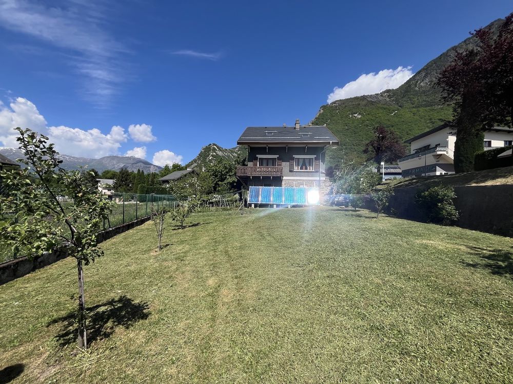 Vente Maison SAINT JULIEN MONTDENIS Belle maison spacieuse, lumineuse et très ensoleillée, offrant une superbe vue sur les massifs environnants Elle dispose d'une superficie au sol de 146 m2 complétée par un sous-sol de 70 m2 Entièrement rénovée en 2021, elle est situ Saint-julien-mont-denis