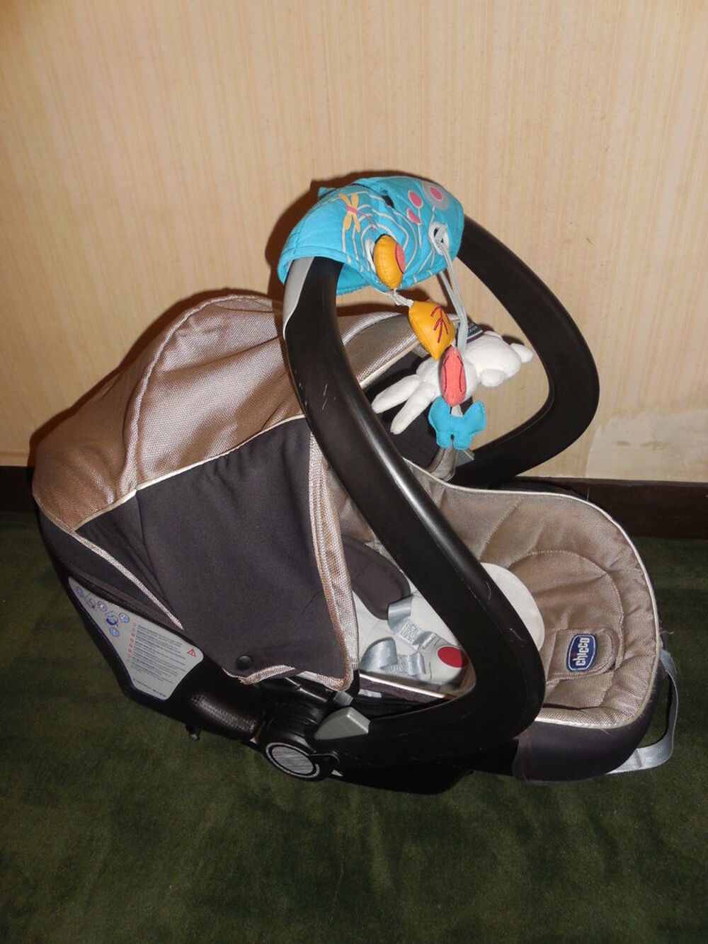 Si&egrave;ge auto de marque CHICCO : 0 &agrave; 8 mois avec base Puriculture