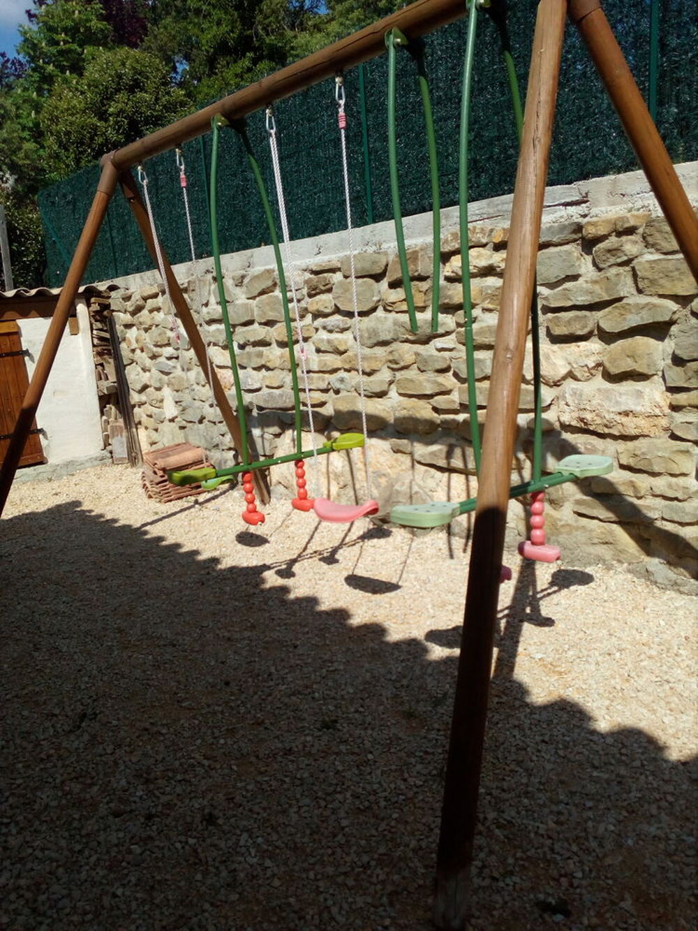 grand portique ,avec 4 agres ,dont trois jamais servis. Jeux / jouets