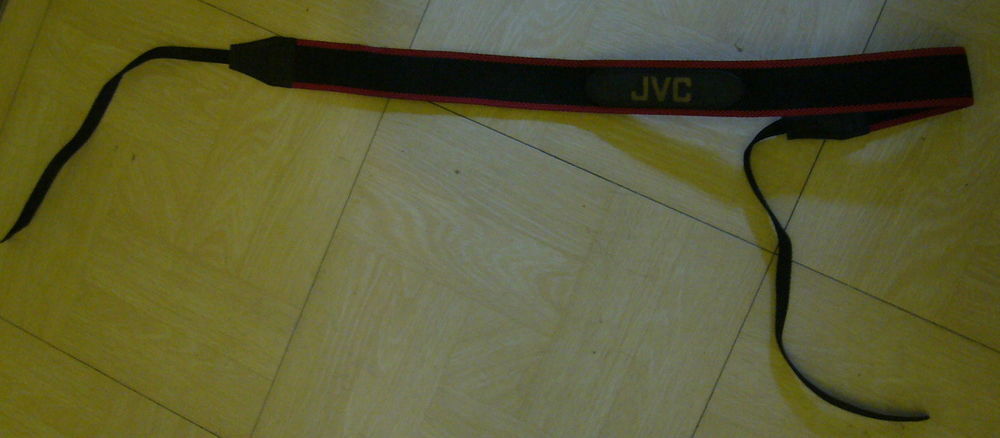4 sangles d'epaule et bandouli&eacute;re sigl&eacute;es JVC pour app. phot Photos/Video/TV